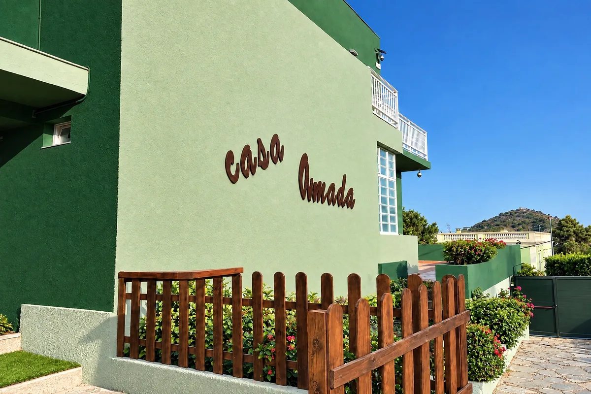 Rótulo casa Amada en la fachada racionalista